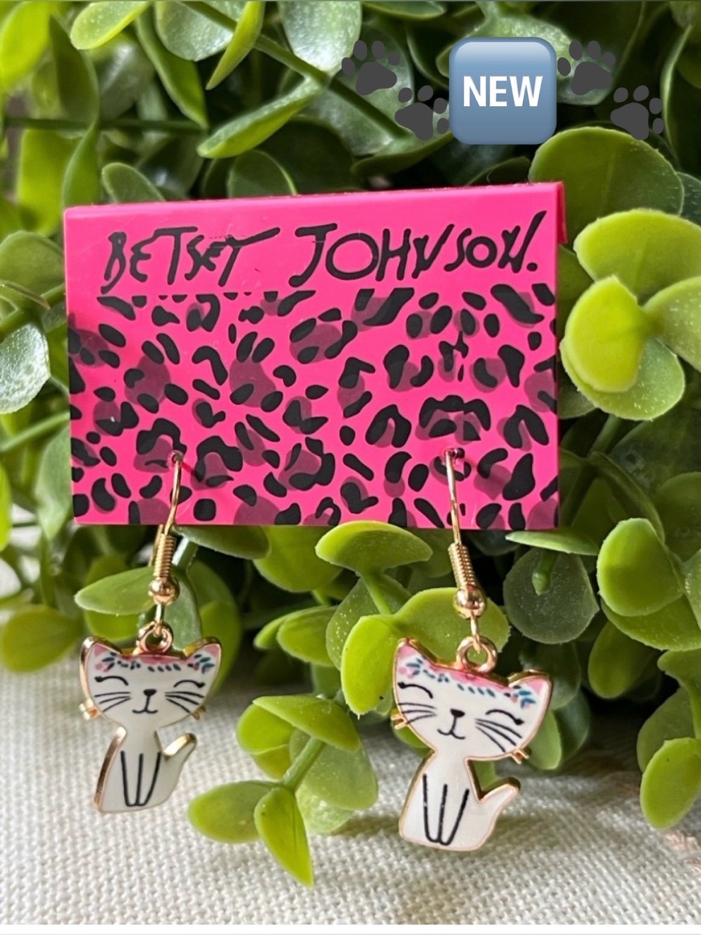 Betsey Johnson White Cat Drop Earrings with Pink Accents 😽🆕😽